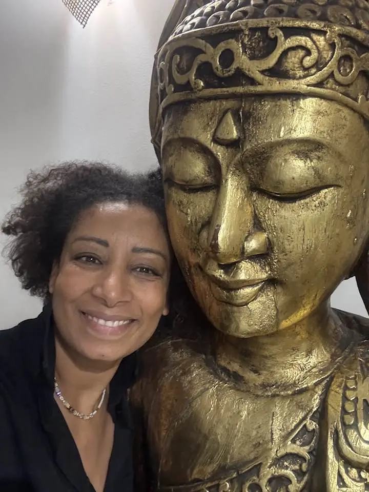 Fatiha de Adora Massages et statue de Bouddha